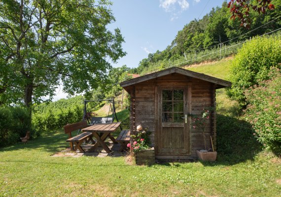 Grillplatz, Liegewiese und Spielplatz